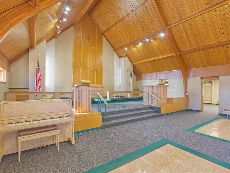 More Photos Of 410 1st St N, Winsted Office For Sale