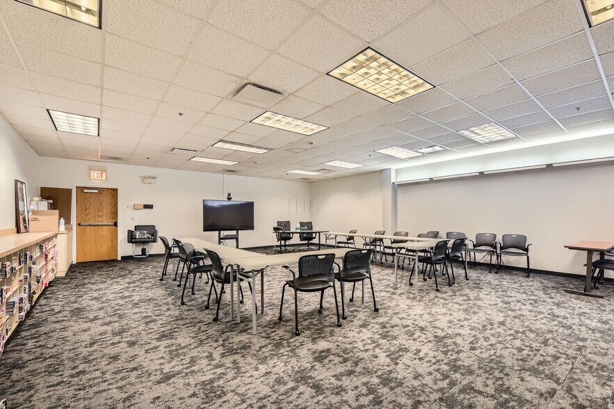 More Photos Of 271-285 E Helen Rd, Palatine Light Distribution For Sale