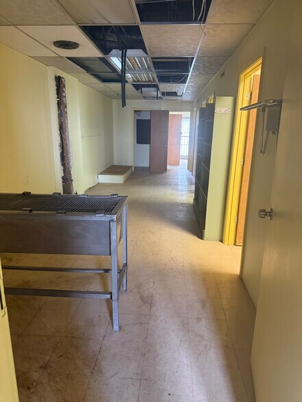 More Photos Of 22643 S Chrysler Dr, Hazel Park Veterinarian Kennel For Lease