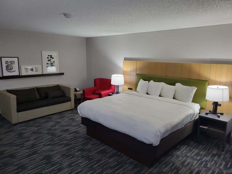 More Photos Of 1301 W Bond Cir, Lincoln Hotel For Sale