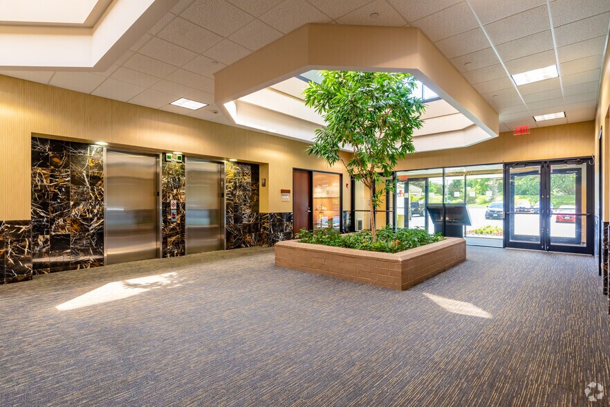 More Photos Of 1730 Park St, Naperville Office For Sale
