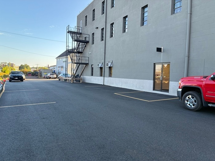 More Photos Of 4 Railroad Ave, Wakefield Flex For Lease