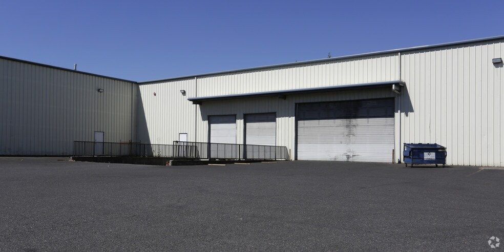 More Photos Of 1701 W 31st St, Vancouver Warehouse For Lease