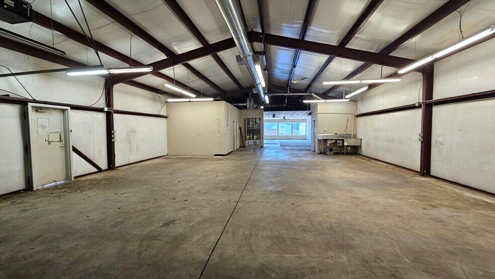 More Photos Of 1122 E Main St, Cushing Freestanding For Lease