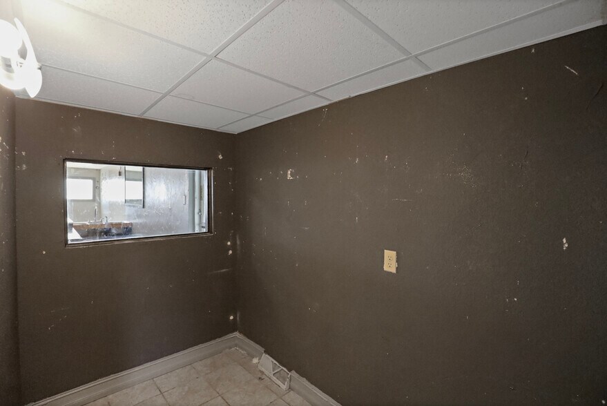 More Photos Of 1850 Easton Blvd, Des Moines Storefront Retail Residential For Sale