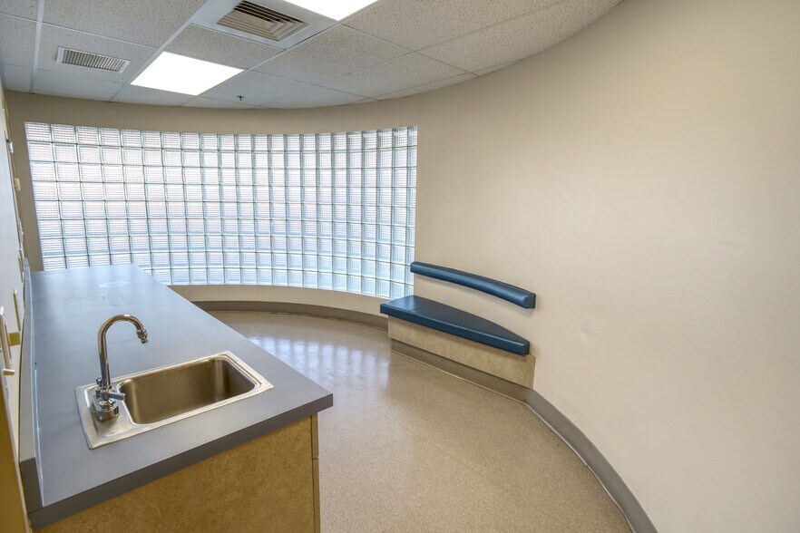 More Photos Of 1235 Boston Rd, Springfield Veterinarian Kennel For Lease