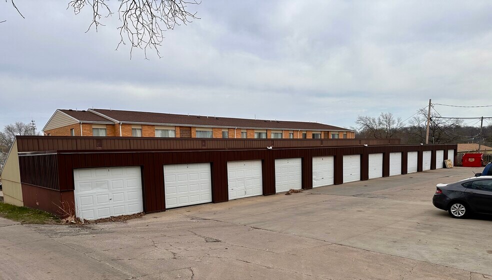 More Photos Of 220 28th Street Dr SE, Cedar Rapids Apartments For Sale