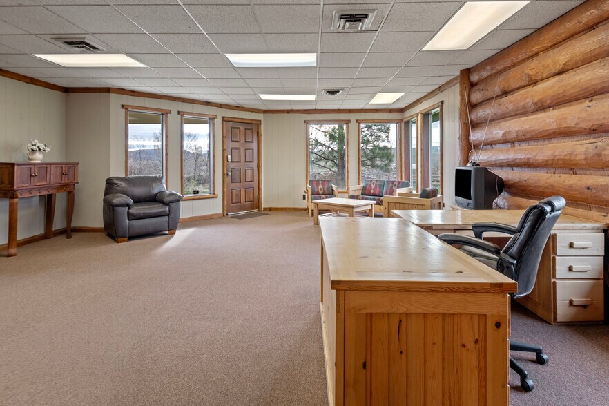 More Photos Of 615 Timber Ln, Maupin Office For Sale
