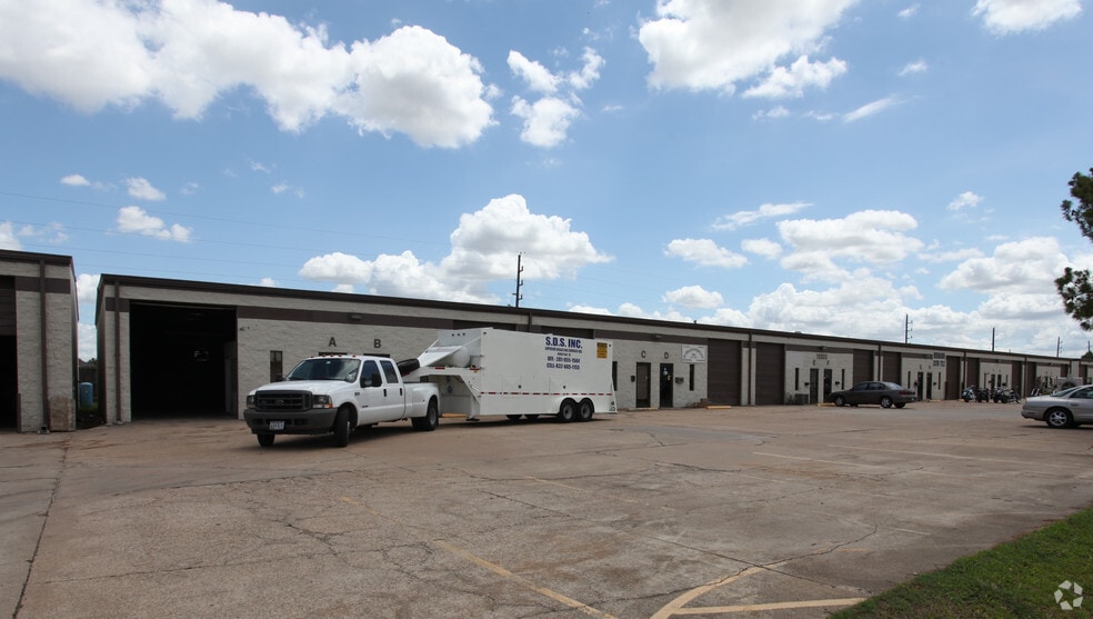 Primary Photo Of 11303-11311 Jones Rd W, Houston Unknown For Lease