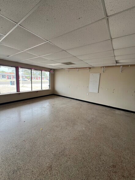 More Photos Of 7606-08 W Judge Perez dr, Arabi Flex For Lease