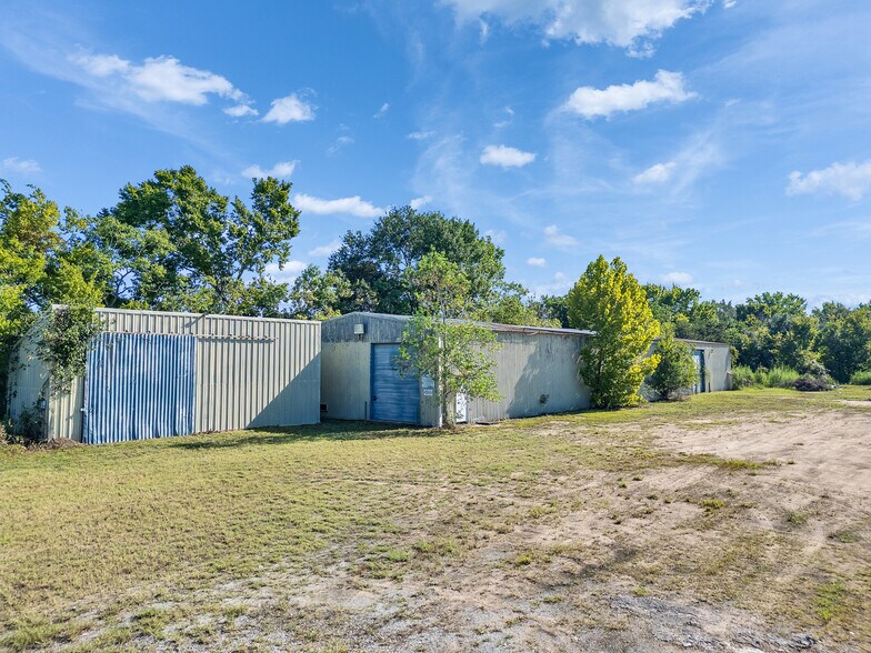 More Photos Of 2109 Cullen Blvd, Pearland Warehouse For Lease