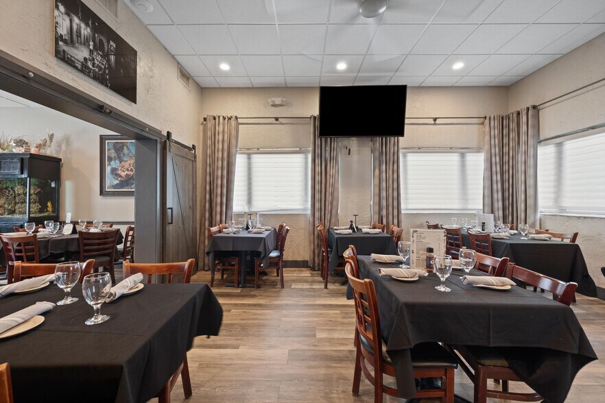 More Photos Of 514 NW Dixie Hwy, Stuart General Retail For Sale