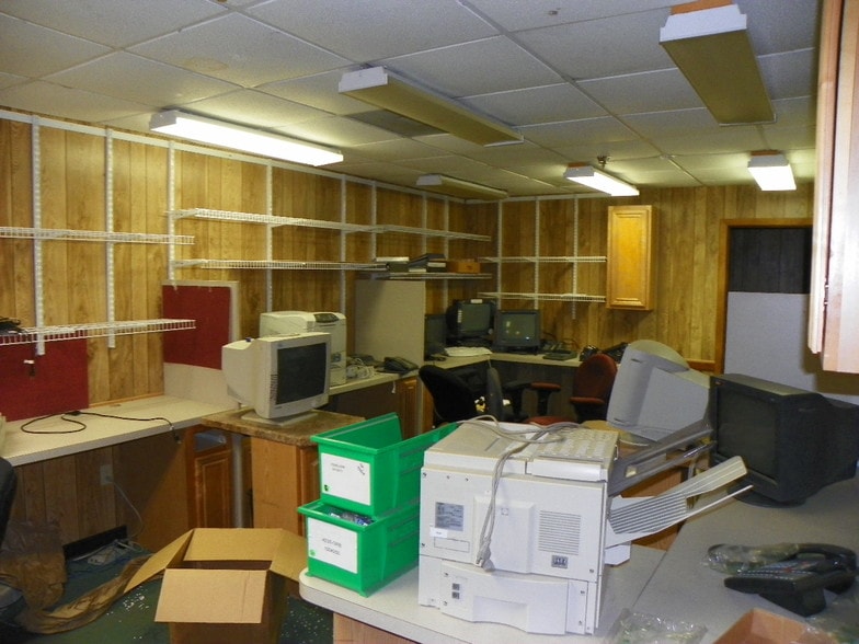 More Photos Of 1107 N Thomas Ave, Leesburg Warehouse For Lease