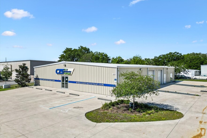 More Photos Of 1818 Greenleaf Ln, Leesburg Warehouse For Lease