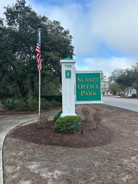 More Photos Of 790 Sunset Blvd, Sunset Beach Office For Lease
