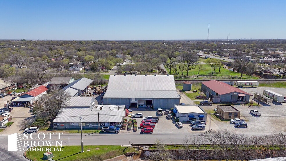 More Photos Of 320 Bell Pl, Denton Storefront Retail Office For Lease