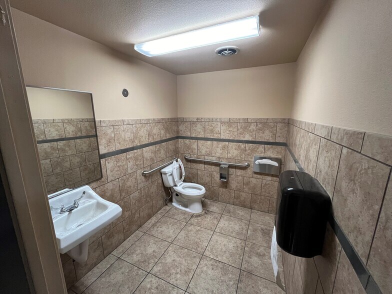 More Photos Of 7946 Alabama Ave, Canoga Park Service For Lease