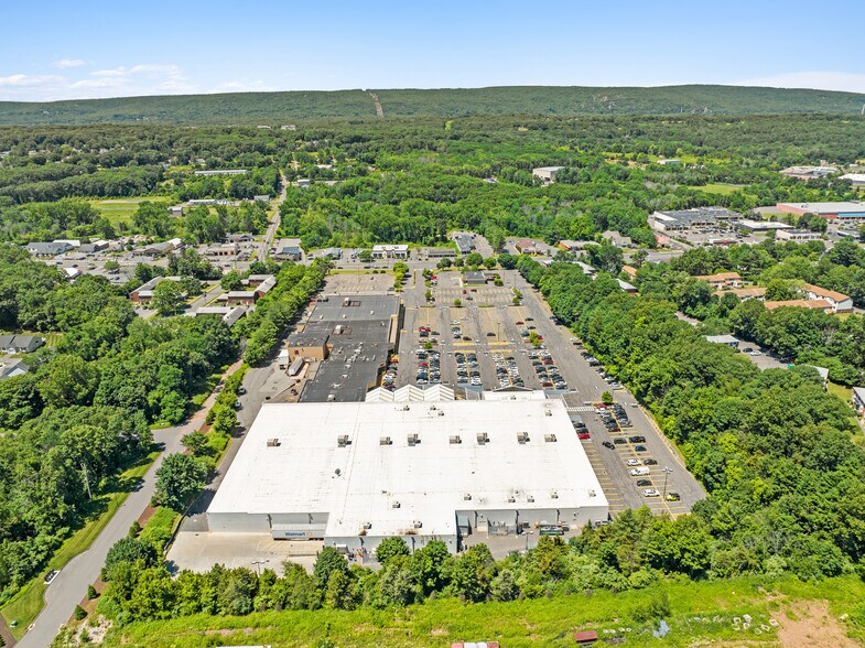 More Photos Of 235 Queen St, Southington Unknown For Lease