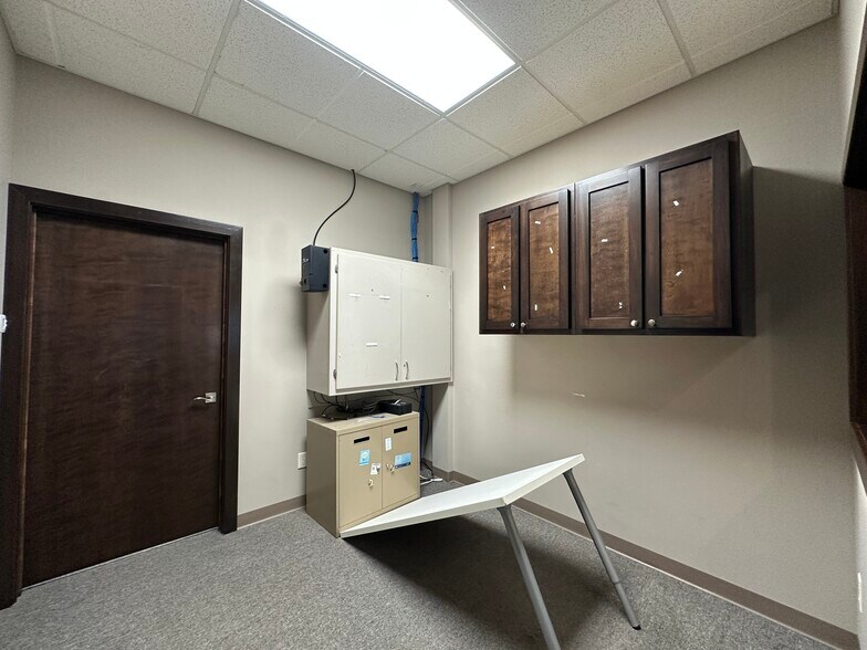 More Photos Of 673 Westbury Dr, Iowa City Storefront Retail Office For Sale