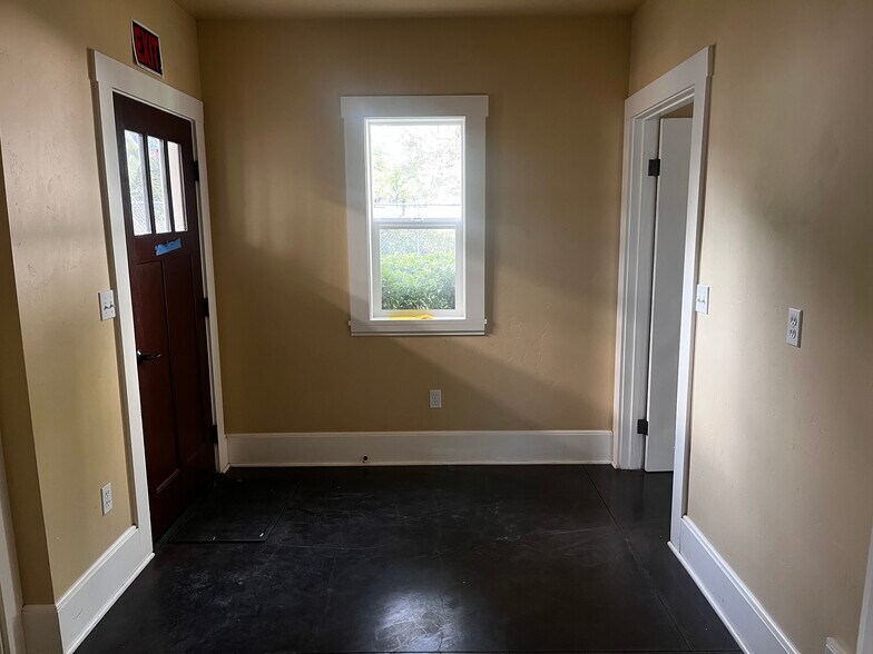 More Photos Of 111 W 1st St, Cloverdale Office For Lease