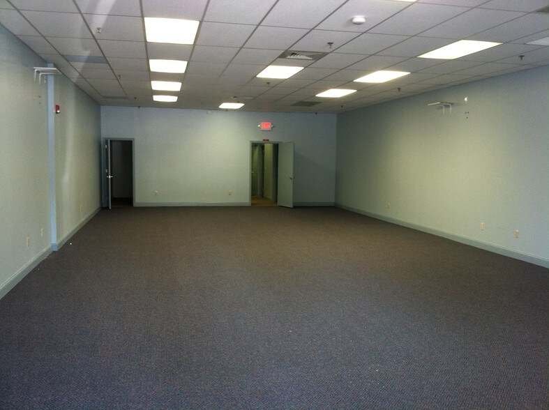 More Photos Of 416 Boston Post Rd E, Marlborough Storefront For Lease