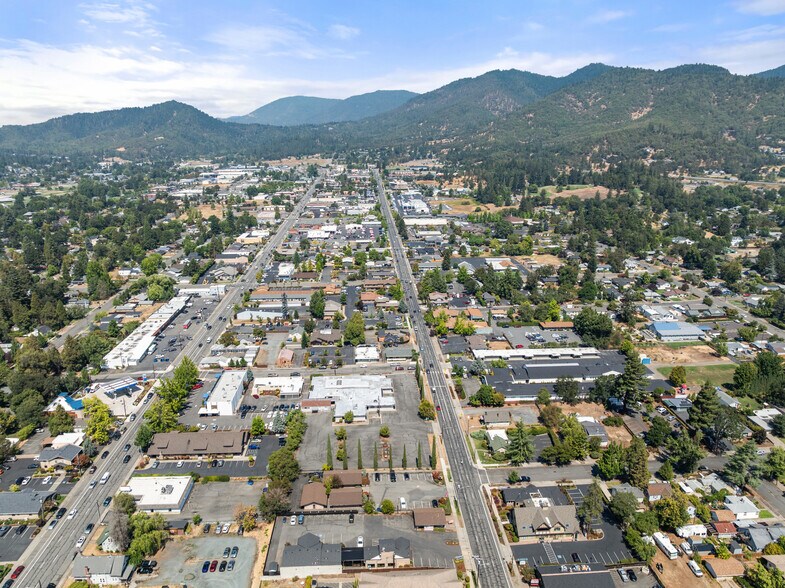 More Photos Of 125 NE Manzanita Ave, Grants Pass Medical For Sale