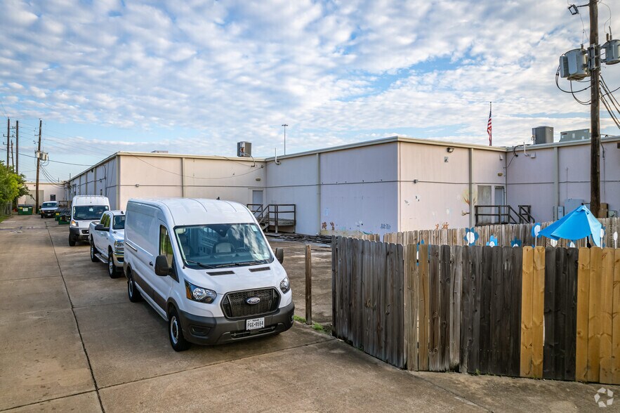 More Photos Of 11925 Southwest Fwy, Stafford Unknown For Lease