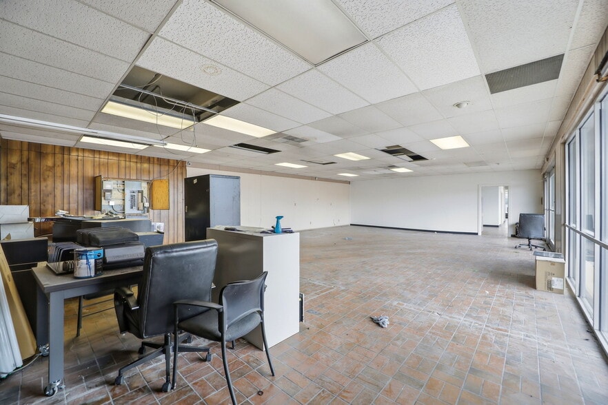 More Photos Of 405 W Fillmore St, Colorado Springs Auto Dealership For Sale