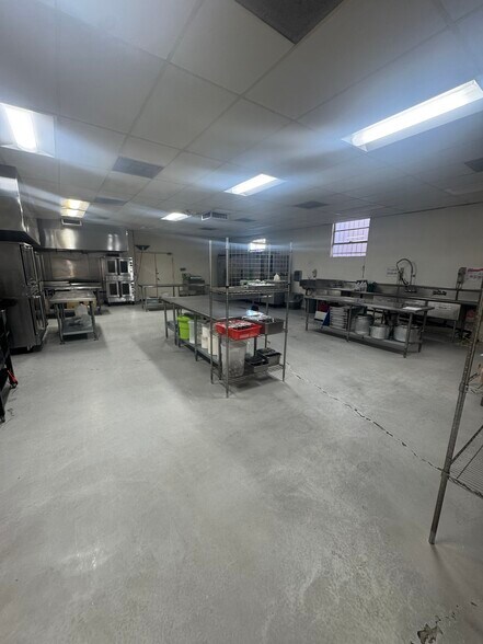 Primary Photo Of 7516 San Fernando Rd, Sun Valley Warehouse For Lease