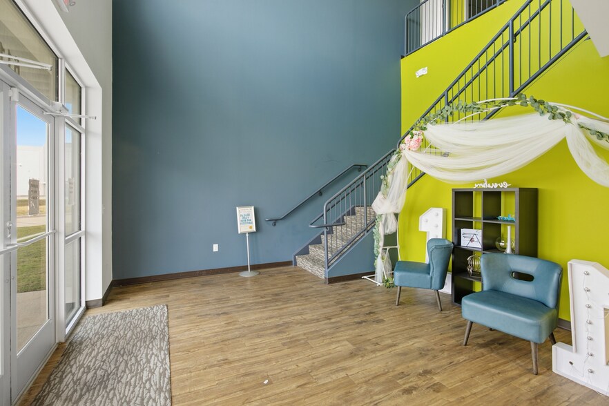 More Photos Of 611 Choctaw Ln, Katy Distribution For Lease