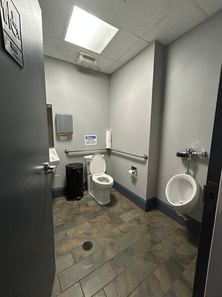 More Photos Of 1222 Washington Ct, Wilmette Specialty For Lease