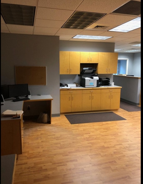 More Photos Of 160 S Turnpike Rd, Wallingford Light Distribution For Lease