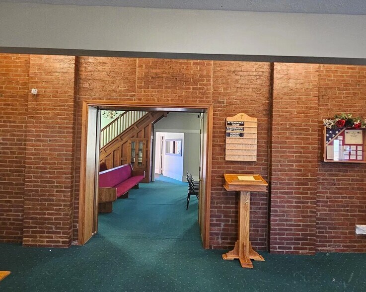 More Photos Of 401 N Vine St, Sparta Specialty For Sale