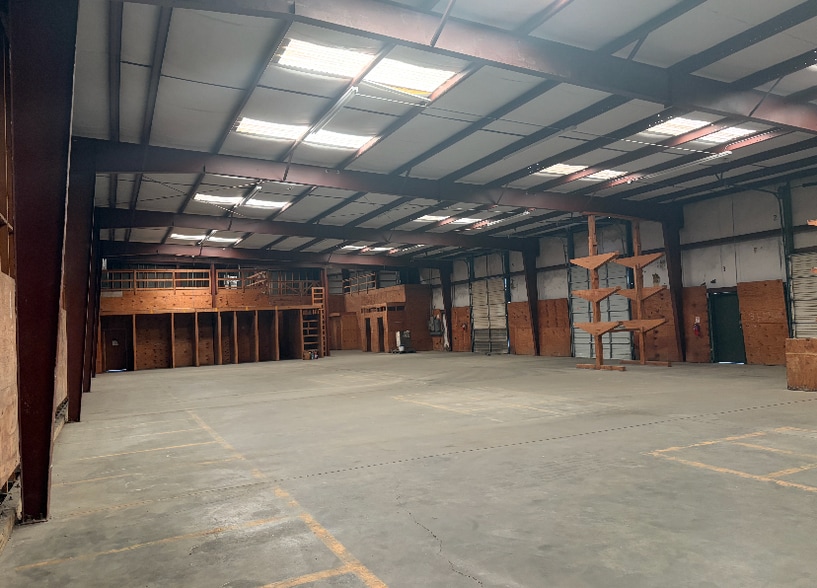 More Photos Of 4104 Holland Blvd, Chesapeake Light Distribution For Sale