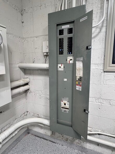 More Photos Of 3200 W Le Moyne Ave, Stone Park Warehouse For Sale