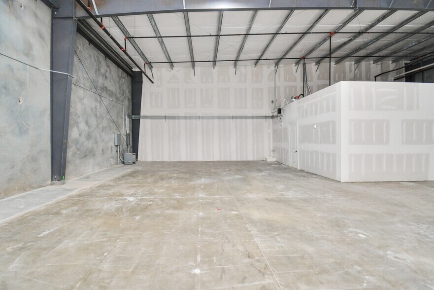More Photos Of 12425 W Airport Blvd, Sugar Land Flex For Sale