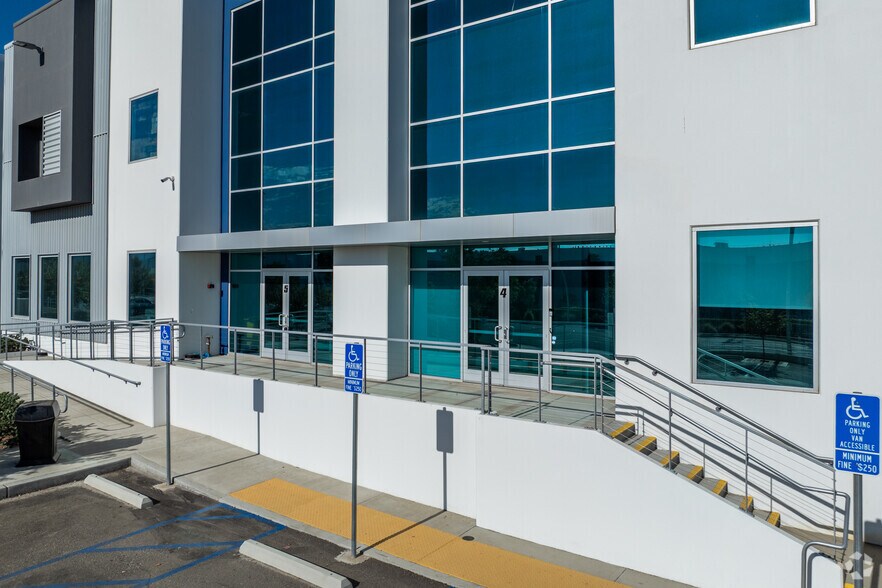 More Photos Of 29025-29055 Avenue Paine, Valencia Warehouse For Lease