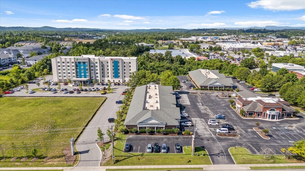 More Photos Of 7446 Shallowford Rd, Chattanooga Medical For Lease