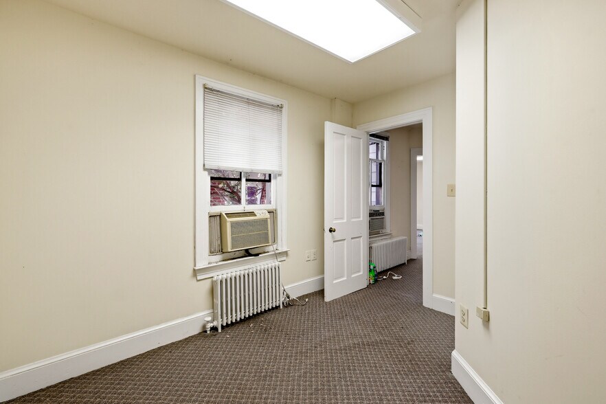 More Photos Of 3 E Market St, Leesburg Office For Sale