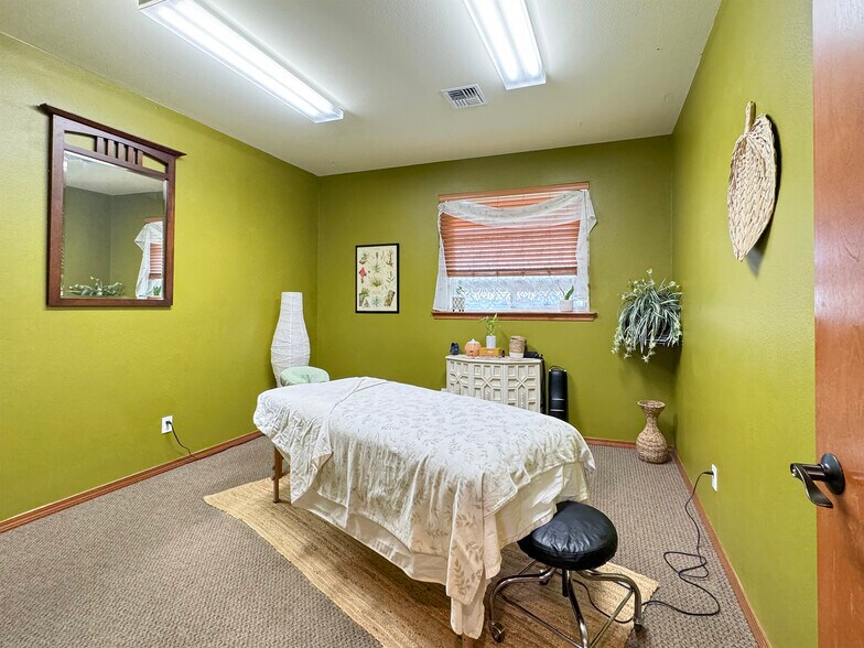 More Photos Of 534 N 5th Ave, Sequim Medical For Sale