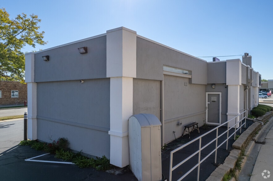 More Photos Of 24 E Saint Charles Rd, Villa Park Freestanding For Lease