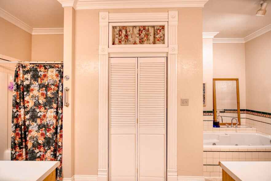 More Photos Of 226 Fort McKavitt St, Mason Hospitality For Sale