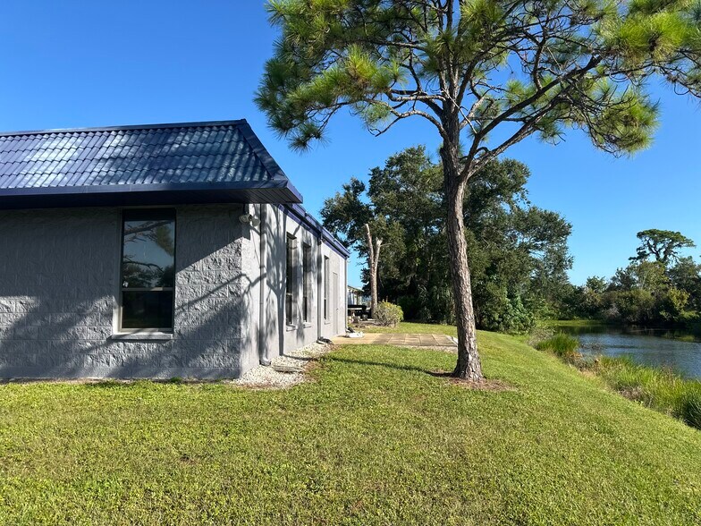 More Photos Of 7555 Commerce Ct, Sarasota Manufacturing For Lease