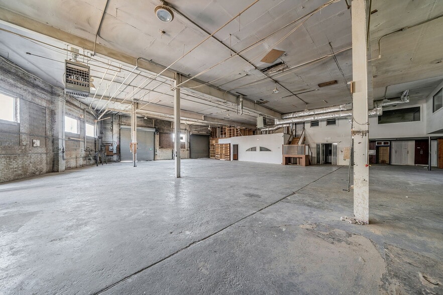 More Photos Of 111 Madison Ave, Hempstead Warehouse For Lease
