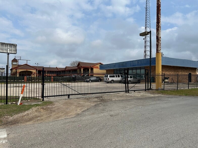 More Photos Of 46 I-10 N, Beaumont Freestanding For Sale