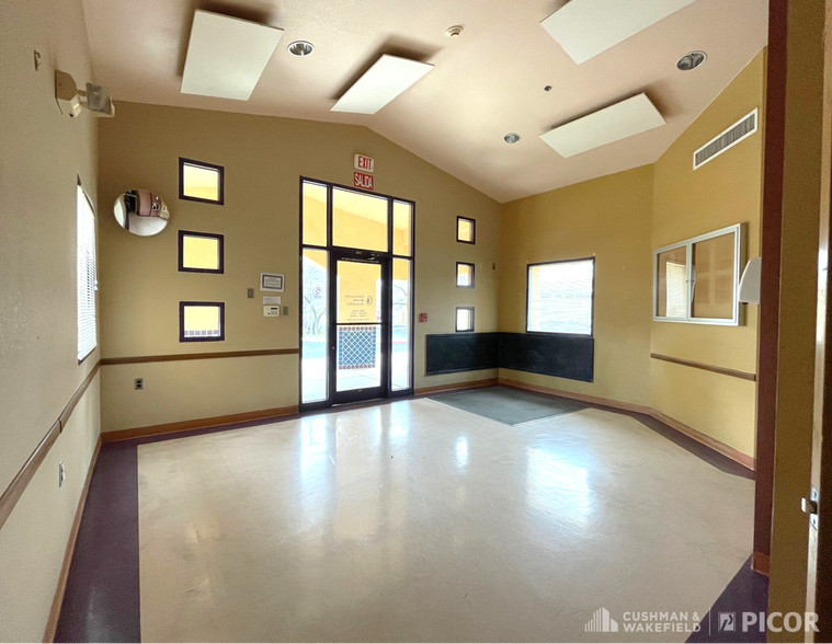 More Photos Of 32 Boulevard del Rey David, Nogales Medical For Sale