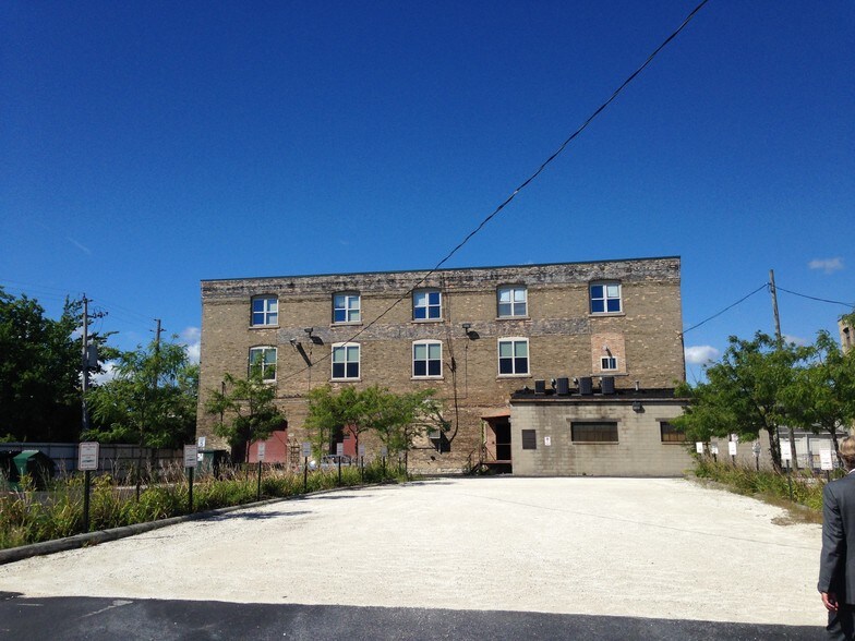 More Photos Of 5070 N 35th St, Milwaukee Flex For Lease