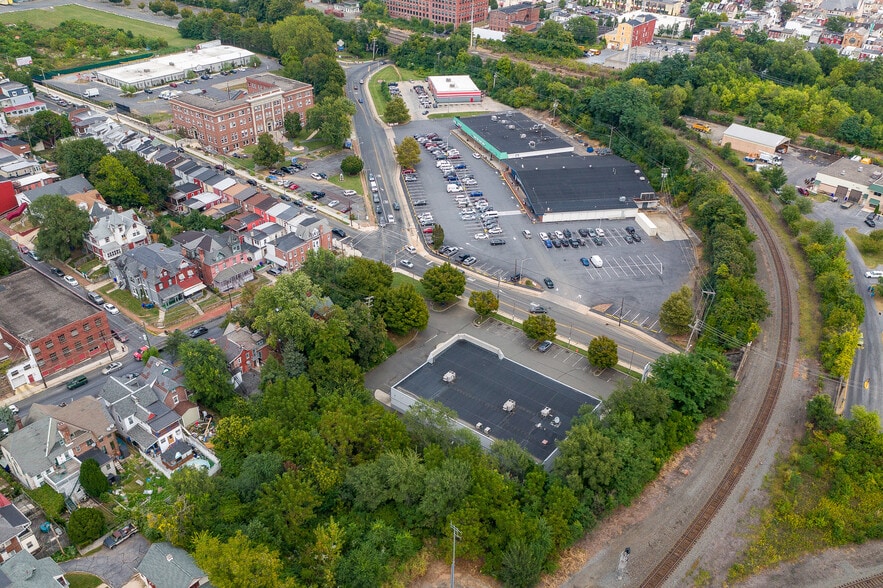 More Photos Of 524 N 6th St, Reading Freestanding For Lease