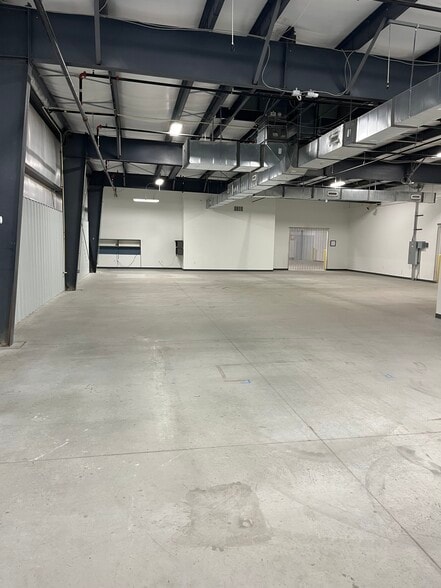 More Photos Of 310 N Yearling Rd, Columbus Showroom For Lease