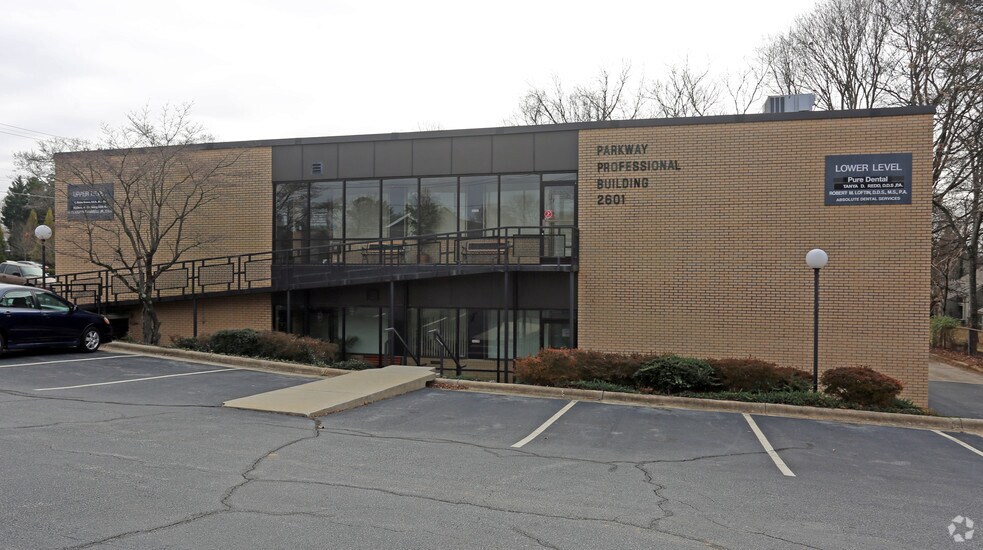 More Photos Of 2601 Oakcrest Ave, Greensboro Medical For Lease